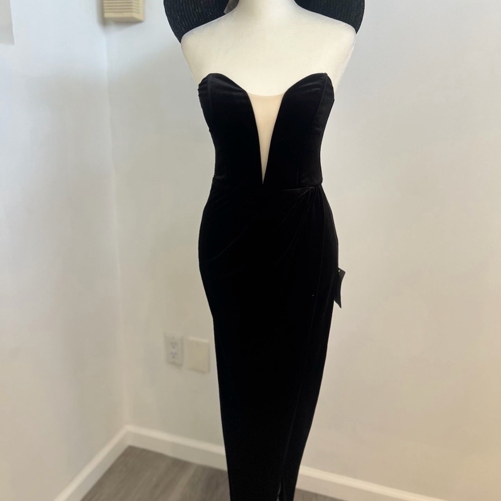 Lulu's Strapless Black Velvet Plunge Gown